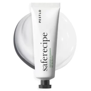 Zdjęcie przedstawia Pestlo Safe Recipe Sun Essence SPF 50+ PA++++, mineralny krem przeciwsłoneczny w białej tubce z czarną zakrętką. Na opakowaniu widnieje nazwa produktu oraz kluczowe składniki: pantenol i ceramidy, które zapewniają ochronę oraz pielęgnację skóry. W tle znajduje się rozsmarowana warstwa esencji, podkreślająca jej lekką i kremową konsystencję.