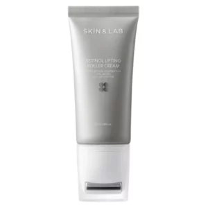 Srebrna tubka Skin & Lab Retinol Lifting Roller Cream z białą nakrętką wyposażoną w wbudowany masażer. Na opakowaniu widnieją informacje o kluczowych składnikach, takich jak Phyto-Retinol Complex™ 2%, kwas hialuronowy i kompleks peptydów (EGF, IGF, FGF, TGF). Produkt łączy pielęgnację przeciwzmarszczkową z masażem skóry, zapewniając efekt liftingu i wygładzenia.