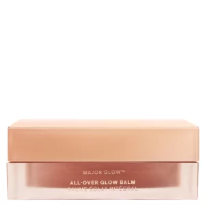 body 8 Opakowanie produktu Patrick Ta Major Glow All-Over Glow Balm w odcieniu nude z lśniącym, różowozłotym dolnym segmentem. Pudełko zamknięte, pokazane na białym tle.