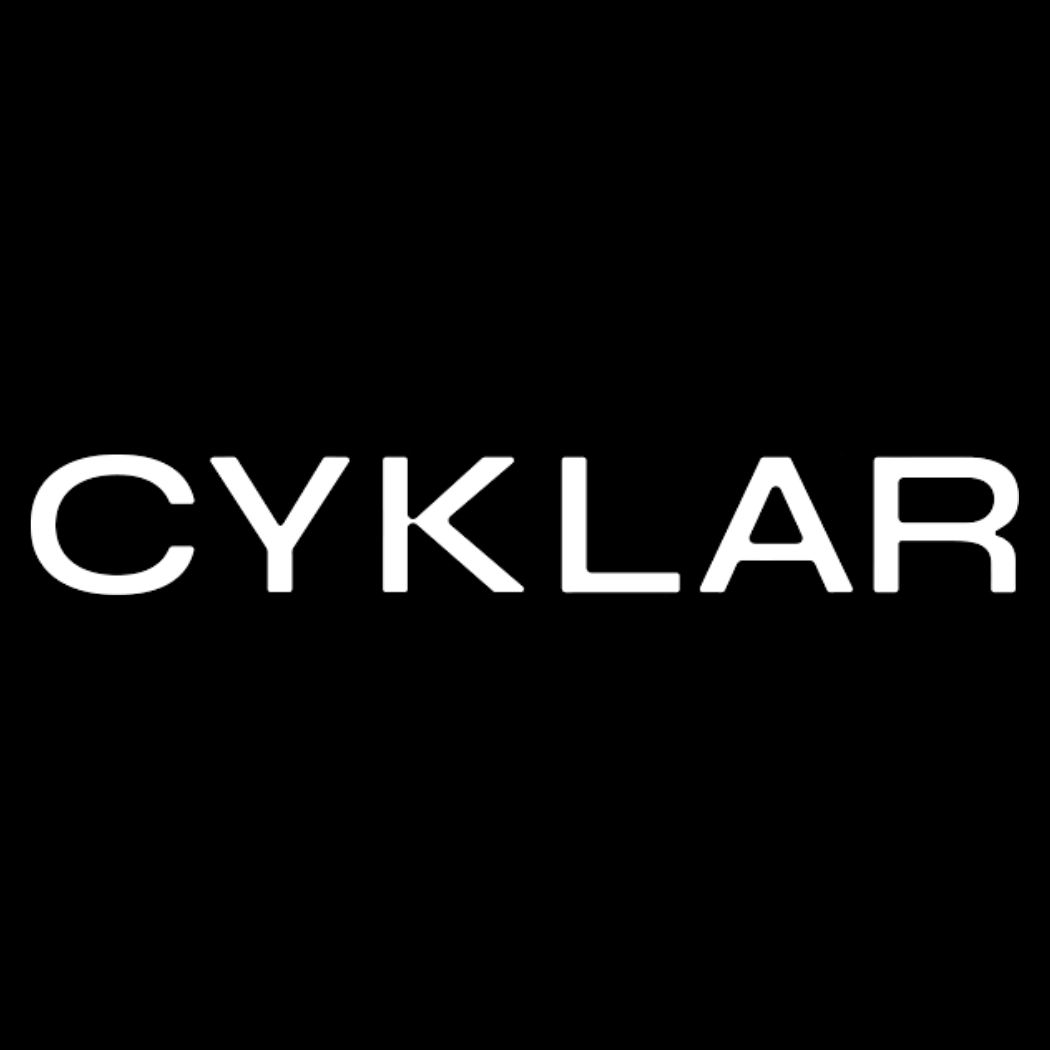 Logo marki CYKLAR – białe, proste litery na czarnym tle, zapisane wielkimi literami nowoczesnym, bezszeryfowym fontem.