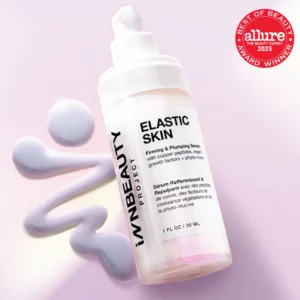 Sale 2 INNBeauty Project Elastic Skin Serum – serum ujędrniające z peptydami miedzi w butelce z pompką na pastelowym tle z teksturą produktu, nagroda Allure Best of Beauty 2025