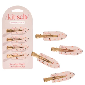 Zestaw czterech spinek Kitsch z nadrukiem wiśni widoczny w oryginalnym opakowaniu z napisem „Recycled Plastic Creaseless Clips”; obok pokazane spinki rozłożone luzem.