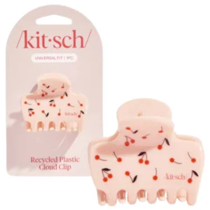 Spinka Kitsch Cherry Print zaprezentowana w oryginalnym opakowaniu z napisem „Recycled Plastic Cloud Clip”; widoczna również sama spinka z przodu, ozdobiona nadrukiem wiśni.