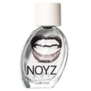 Flakon NOYZ Unmute 50 ml z nadrukiem ust na tle, białą nakrętką i minimalistycznym logo na froncie.