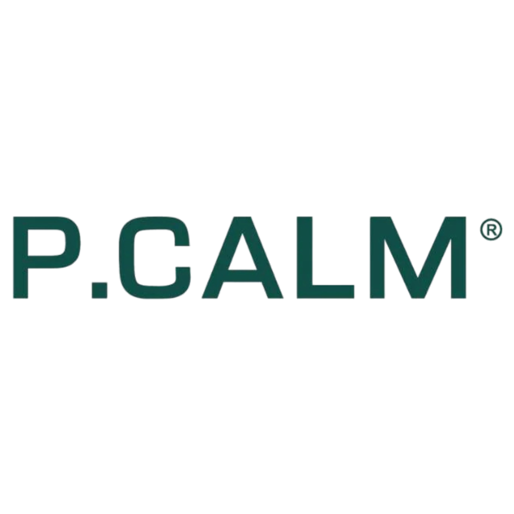 Logo marki P.CALM – ciemnozielony napis „P.CALM®” na białym tle, zapisany prostą, bezszeryfową czcionką.