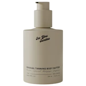 Buteleczka See You Sundae Gradual Tanning Body Butter w odcieniu beżowym z czarnym napisem i pompką, pokazana na białym tle.