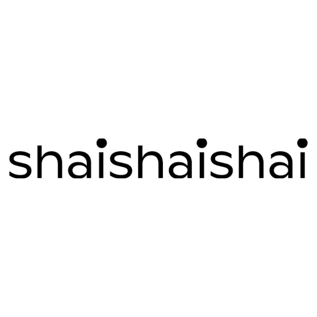 Logo z napisem „shaishaishai” czarną, nowoczesną czcionką na białym tle. Wszystkie litery są małe, a kropki nad literami „i” są wyraźnie zaokrąglone.