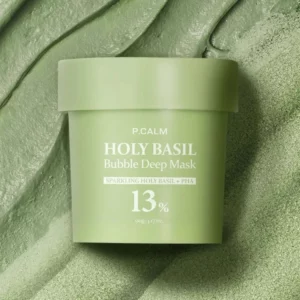 Zielony słoiczek maseczki P.CALM Holy Basil Bubble Deep Mask z wyraźnym napisem „13% Sparkling Holy Basil + PHA” na tle rozsmarowanej struktury maseczki w tej samej, zielonej tonacji.