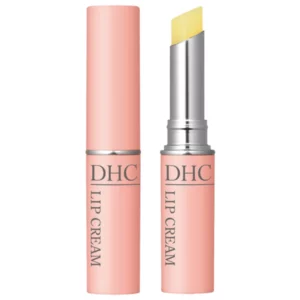 Dwie sztuki DHC Lip Cream – jedna zamknięta, druga z otwartym sztyftem – ukazane na białym tle.