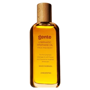 Zbliżenie pojedynczej butelki olejku Gente Lymphatic Drainage Oil z drewnianą nakrętką i bursztynowym płynem na białym tle.