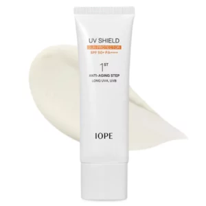 Tubka kremu IOPE UV Shield Sun Protector na tle rozsmarowanej próbki kremu, ukazującej jego jasną, lekką konsystencję.
