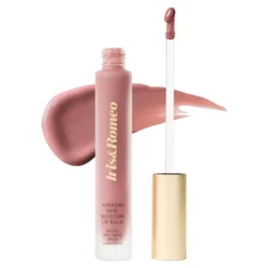 Balsam do ust Iris & Romeo Weekend Skin Lip SPF 30 w odcieniu Camellia z aplikatorem i rozsmarowaną próbką koloru w tle.