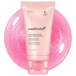 Sale 9 Różowa tubka maseczki na noc Medicube PDRN Pink Caffeine Night Wrapping Mask o pojemności 75 ml na tle błyszczącej różowej żelowej konsystencji produktu.
