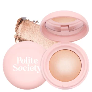 Szampańsko-beżowy rozświetlacz Polite Society Highlight Society Powder Gloss w odcieniu Social Light, zaprezentowany w otwartym różowym kompaktowym opakowaniu.