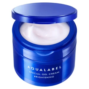 Zdjęcie przedstawia minimalistyczne, otwarte, niebieskie opakowanie kremu nawilżającego Shiseido Aqualabel Special Gel Cream Brightening.