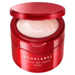 Zdjęcie przedstawia minimalistyczne i czerwone opakowanie otwartego kremu nawilżającego Shiseido Aqualabel Special Gel Cream Moist.