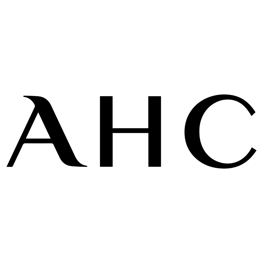 Logo marki AHC w czarnej czcionce na białym tle – minimalistyczny branding producenta kosmetyków.