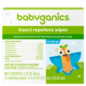 Opakowanie zbiorcze chusteczek Babyganics Insect Repellent Wipes z kolorową grafiką niebieskiego owada i listą aktywnych składników roślinnych na froncie.