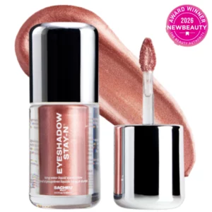 Cień do powiek w płynie Sacheu STAY-N Liquid Eyeshadow w odcieniu rose gold z aplikatorem i rozsmarowaną teksturą na tle.