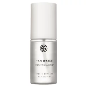 Butelka produktu Tan Water Hydrating Face Mist od SJOLIE SUNLESS – elegancki, przezroczysto-matowy flakon z białym korkiem, zawierający 80 ml mgiełki samoopalającej do twarzy.