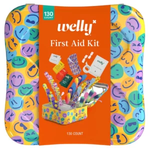Przód zestawu Welly First Aid Kit w kolorowym metalowym pudełku z nadrukiem w uśmiechnięte buźki. Na środku widoczne logo, opis zawartości oraz liczba elementów – 130 sztuk.