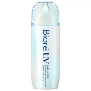 Samodzielne ujęcie produktu Biore UV Aqua Rich Aqua Highlight Lotion SPF 50 PA++++ – smukła butelka w białym odcieniu z niebieską czapeczką.