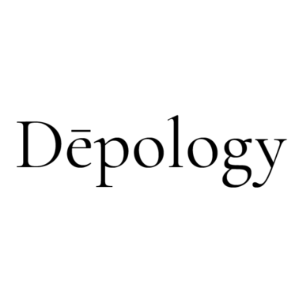 Logo marki Dépology zapisane czarną, elegancką czcionką na białym tle.