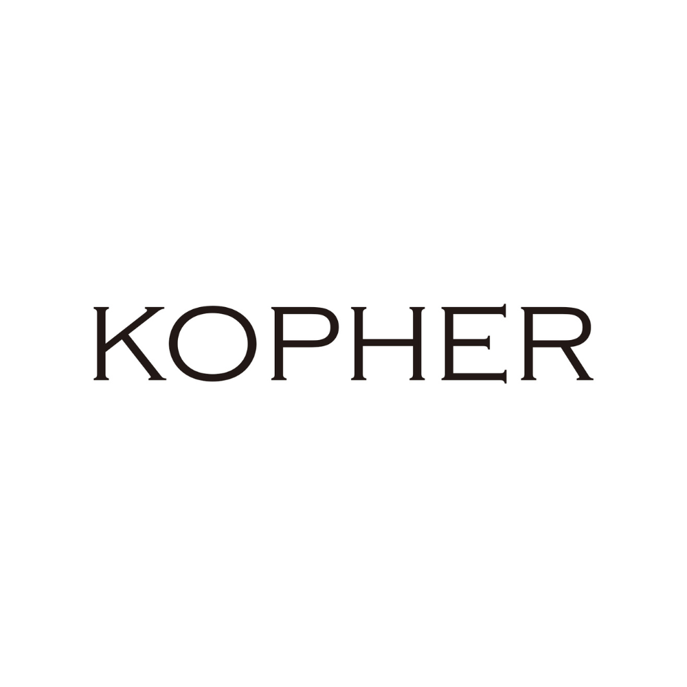Minimalistyczne logo marki KOPHER na białym tle, przedstawione ciemną, elegancką czcionką.