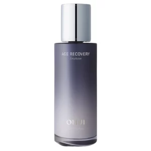 Butelka O HUI Age Recovery Emulsion w smukłym opakowaniu o gradientowym kolorze od ciemnego fioletu do jasnego srebra, z lśniącą srebrną nakrętką, na białym tle.
