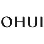 Logo marki O HUI w czarnym kolorze, przedstawiające prosty napis „O HUI” na białym tle, zapisany elegancką, smukłą czcionką bezszeryfową.