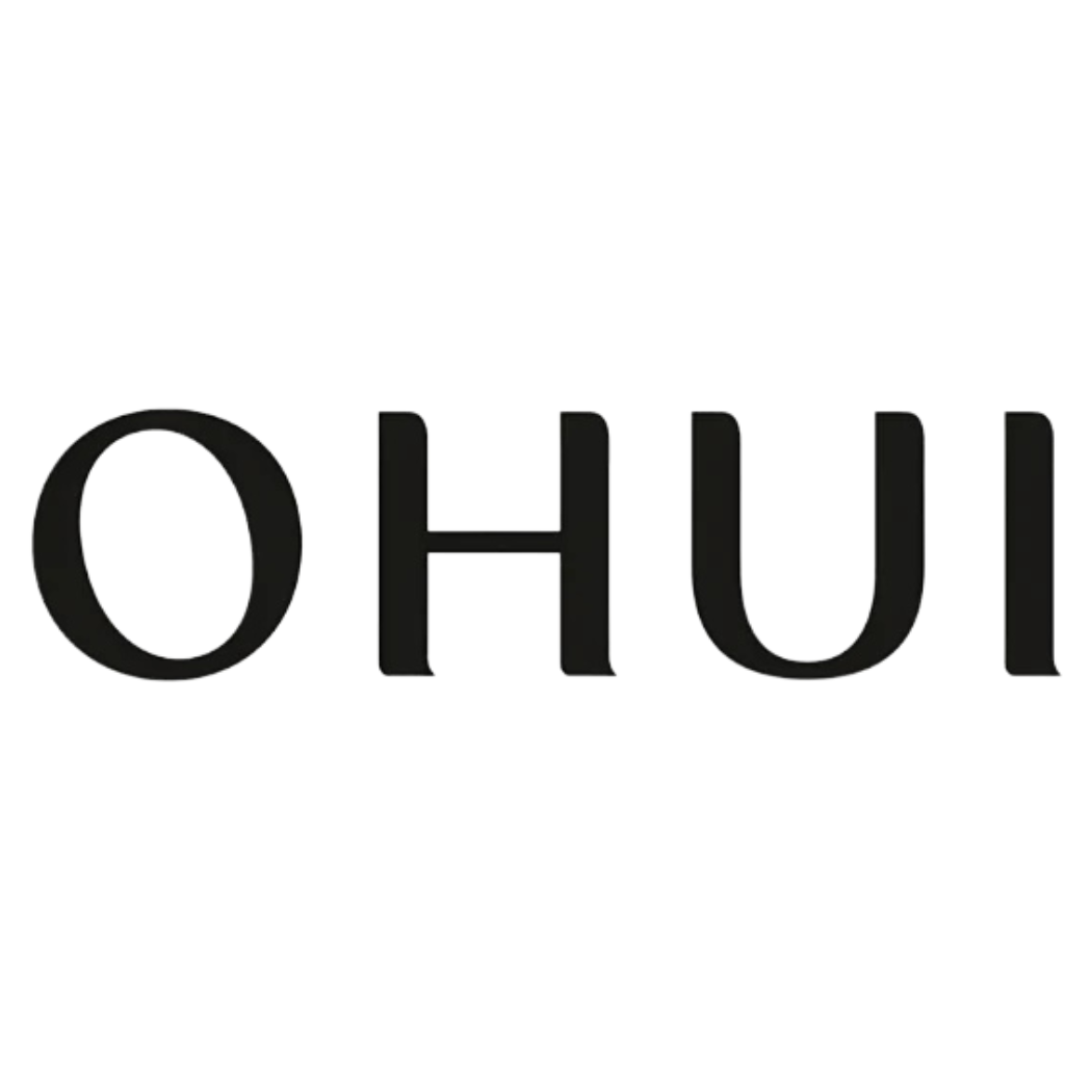 Logo marki O HUI w czarnym kolorze, przedstawiające prosty napis „O HUI” na białym tle, zapisany elegancką, smukłą czcionką bezszeryfową.