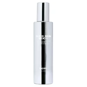Butelka serum do ciała Sacheu Slick Skin Body Lipid Rich Oil Serum w eleganckim, srebrnym opakowaniu o pojemności 150 ml, sfotografowana na białym tle.