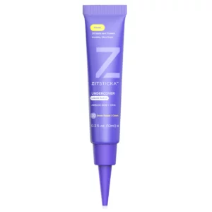 Zbliżenie na tubkę ZitSticka Undercover Liquid Patch z fioletową etykietą, przeznaczoną do miejscowego stosowania na wypryski, z formułą niewidocznej, płynnej „łatki”.