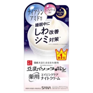 Opakowanie kremu SANA Nameraka Honpo Isoflavone Night Cream w kartoniku z grafiką kremu w słoiczku, japońskimi napisami, fioletowym motywem nocnej pielęgnacji i symbolem korony z napisem „nr 1”.