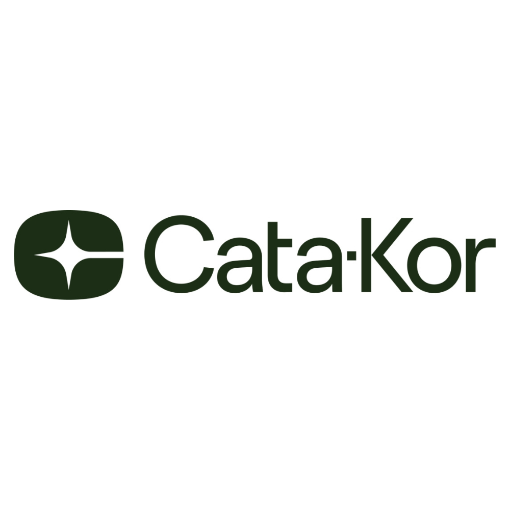 Logo marki Cata-Kor na białym tle, z charakterystyczną ikoną w kształcie zaokrąglonego prostokąta z gwiazdką po lewej stronie.