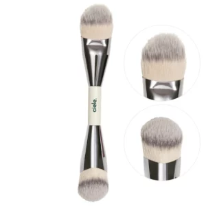 Zdjęcie pędzla Ciele The Blush Brush zbliżeniami obu końcówek – u góry kątowe, gęste włosie do kremowych formuł, a na dole dłuższe, miękkie włosie do pudrowych produktów.