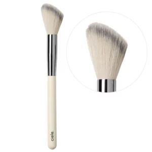 Pędzel Ciele The Flush Blush Brush przedstawiony w całości wraz ze zbliżeniem na jego miękkie włosie.