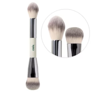Dwustronny pędzel Ciele The Sculpt Brush z miękkim, syntetycznym włosiem, przeznaczony do konturowania i rozświetlania twarzy; widoczny również detal dwóch końcówek w powiększeniu.
