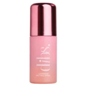 Butelka mgiełki utrwalającej Dibs LoveBeam Setting Spray w różowym opakowaniu z błyszczącą, metaliczną nakrętką, zaprezentowana na białym tle.
