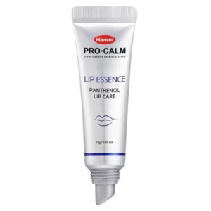 Zbliżenie srebrnej tubki Hanmi Pro-Calm Panthenol Lip Essence 12 g z aplikatorem, widok z przodu na białym tle.