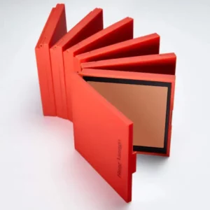 Kilka opakowań bronzera Hung Vanngo Beauty Soft Focus Blurring Matte Powder ustawionych wachlarzowo, ukazujących minimalistyczne, czerwone pudełka.