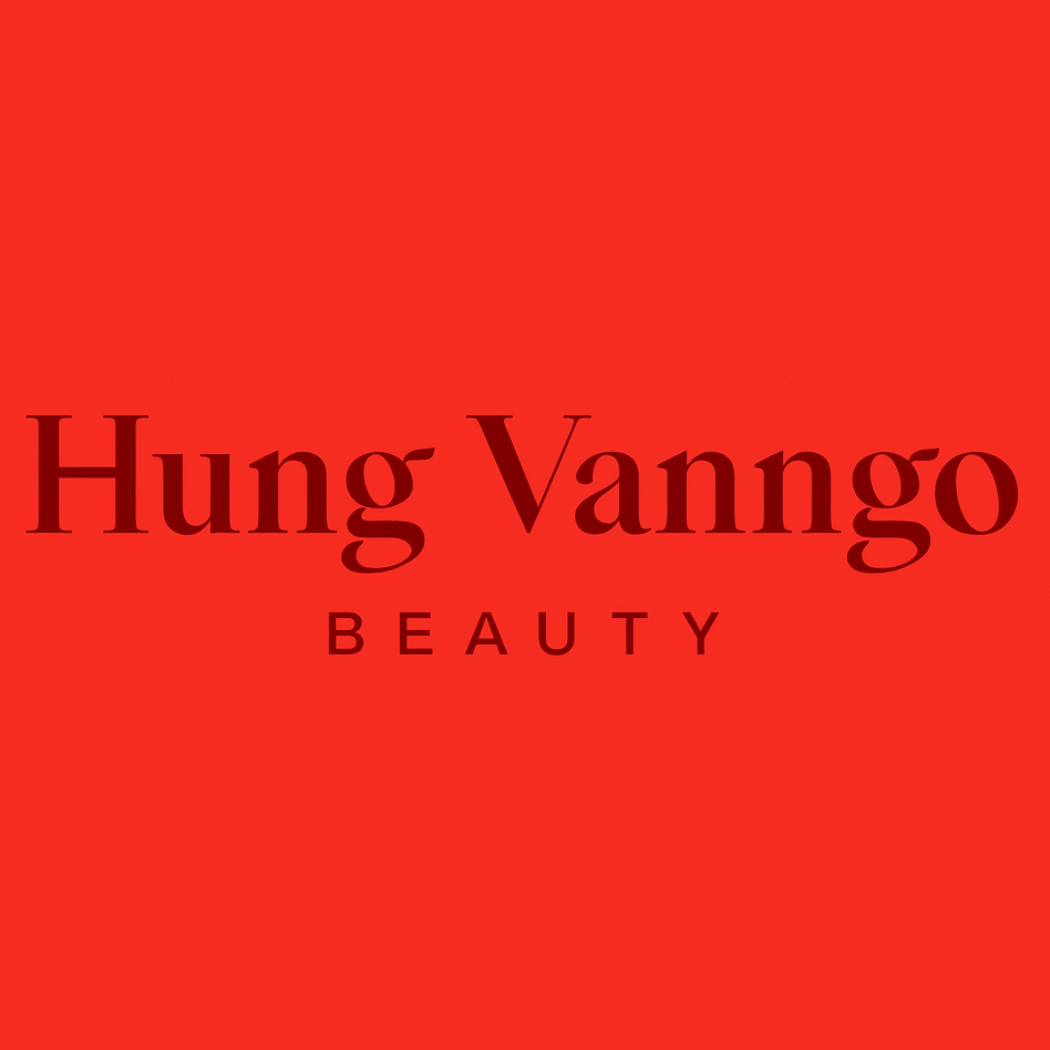 Logo Hung Vanngo Beauty – czarny napis „Hung Vanngo” w eleganckim kroju pisma oraz mniejsze słowo „BEAUTY” poniżej, umieszczone na intensywnym czerwonym tle.