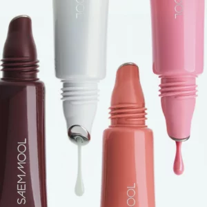 Cztery błyszczyki Jung Saem Mool Lip Pression Metal Serum Gloss w odcieniach ciemnego wina, bieli, koralu i różu, z widoczną kroplą formuły wypływającą z aplikatorów.