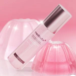 Sale 1 Butelka Medicube PDRN Pink Collagen Glow Jelly Mist Serum w tle z dwiema różowymi, połyskującymi galaretkami, które podkreślają żelową konsystencję i efekt glow produktu.