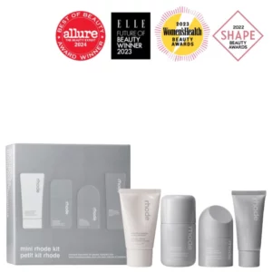 Zdjęcie zestawu mini rhode kit z opakowaniem zbiorczym oraz czterema produktami, nad którym widnieją logotypy prestiżowych nagród kosmetycznych, które zdobyła marka.
