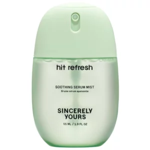 Butelka mgiełki Sincerely Yours Hit Refresh Soothing Serum Mist w kolorze pastelowej zieleni, pojemność 55 ml.