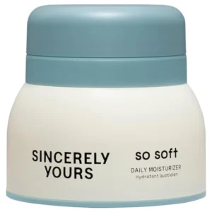 Słoiczek kremu Sincerely Yours So Soft Daily Moisturizer w minimalistycznym designie, w kolorze białym z błękitnym wieczkiem.