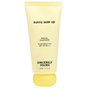 Żółta tubka kremu przeciwsłonecznego Sincerely Yours Sunny Side Up Mineral Sunscreen SPF 30 PA+++ o pojemności 50 ml, sfotografowana na białym tle.