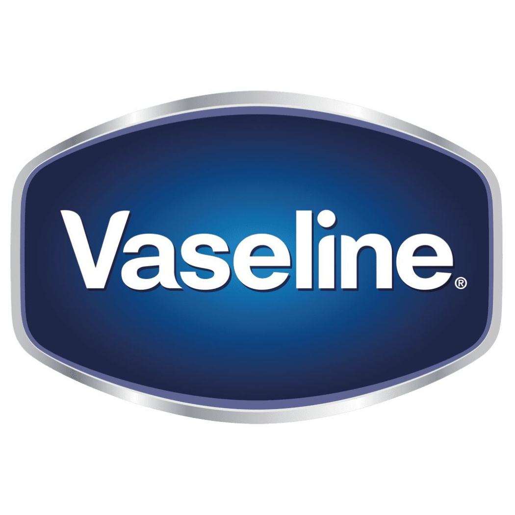 Logo marki Vaseline w kształcie niebieskiej tarczy z białym napisem „Vaseline” pośrodku, otoczone srebrną ramką.