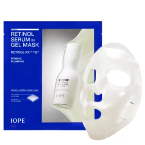 IOPE Retinol Serum Gel Mask – zdjęcie produktu w opakowaniu – granatowe opakowanie z białą grafiką prezentuje maskę z serii „Retinol RX™ 1%”, opisując jej działanie ujędrniające i wygładzające. Obok widoczna transparentna maska żelowa.